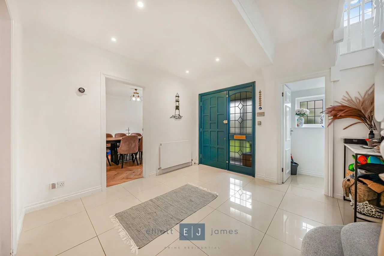 The Beacons, Loughton, photo 7