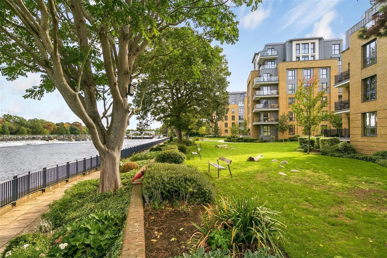 Pinewood Gardens, Teddington, TW11, photo 3