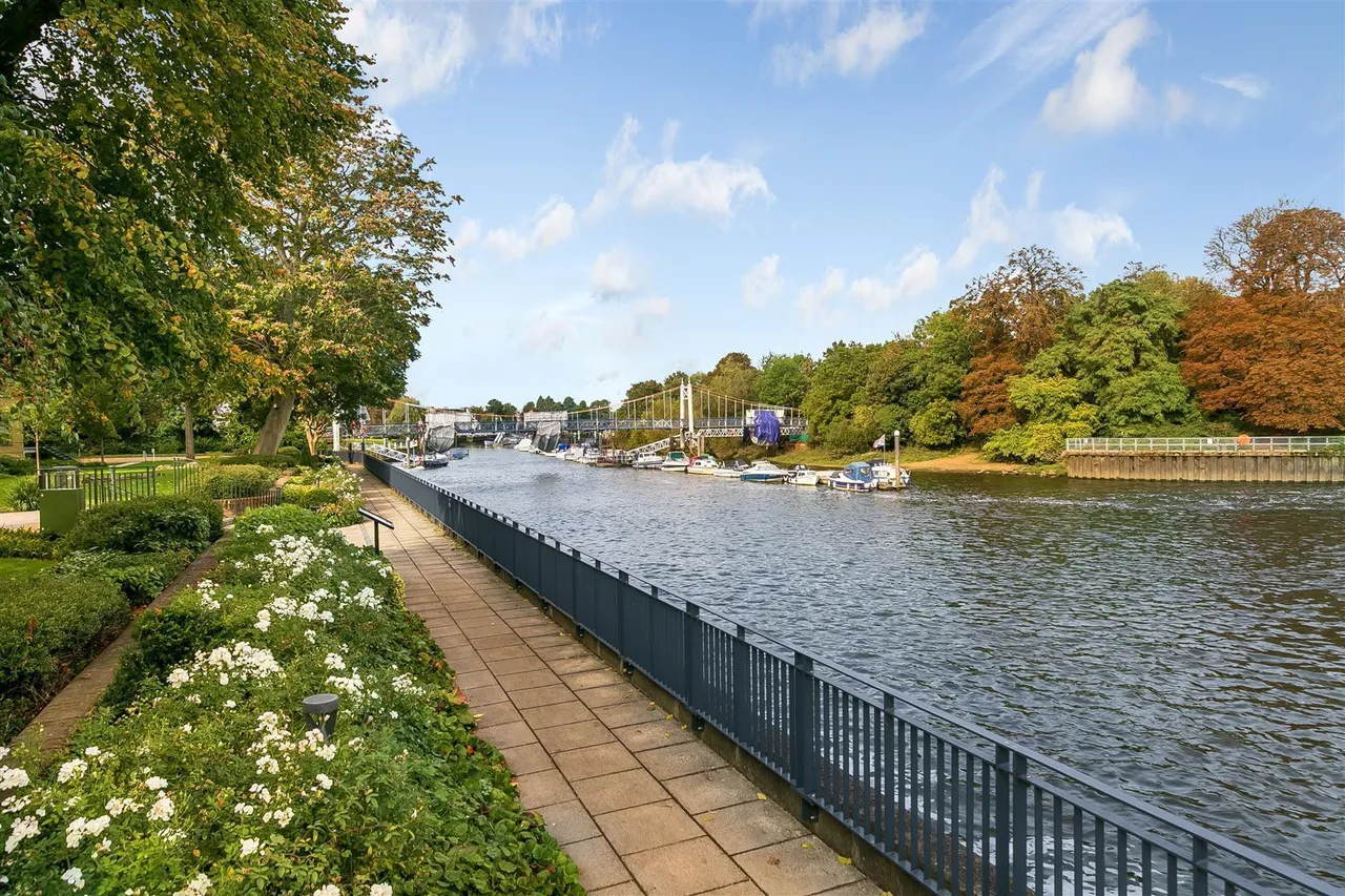 Pinewood Gardens, Teddington, TW11, photo 2