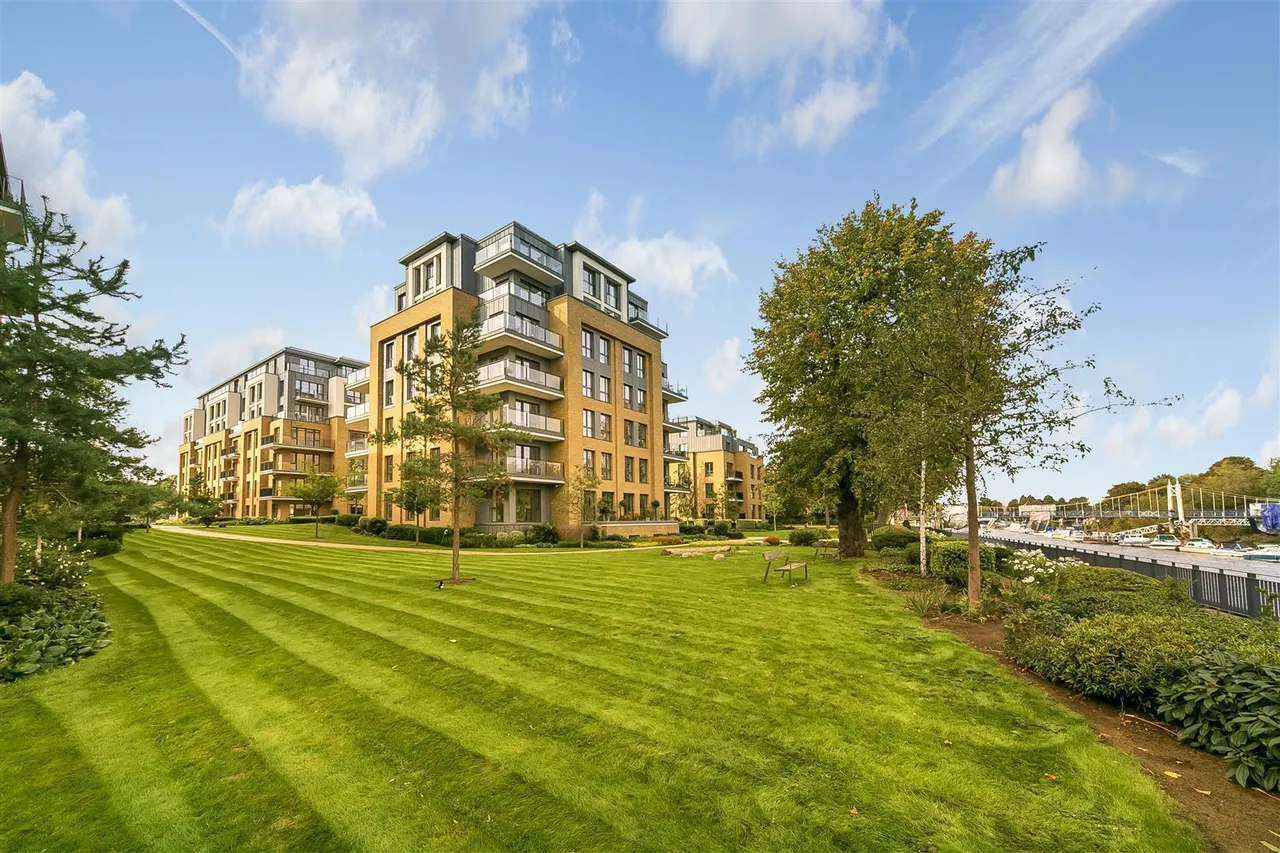 3 bed flat to rent, Pinewood Gardens, Teddington, TW11
