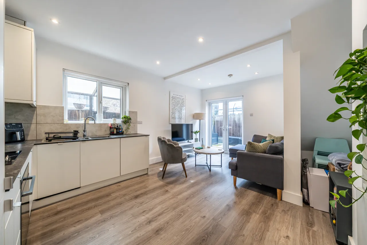 2 bed flat for sale — Delia Street, London, SW18