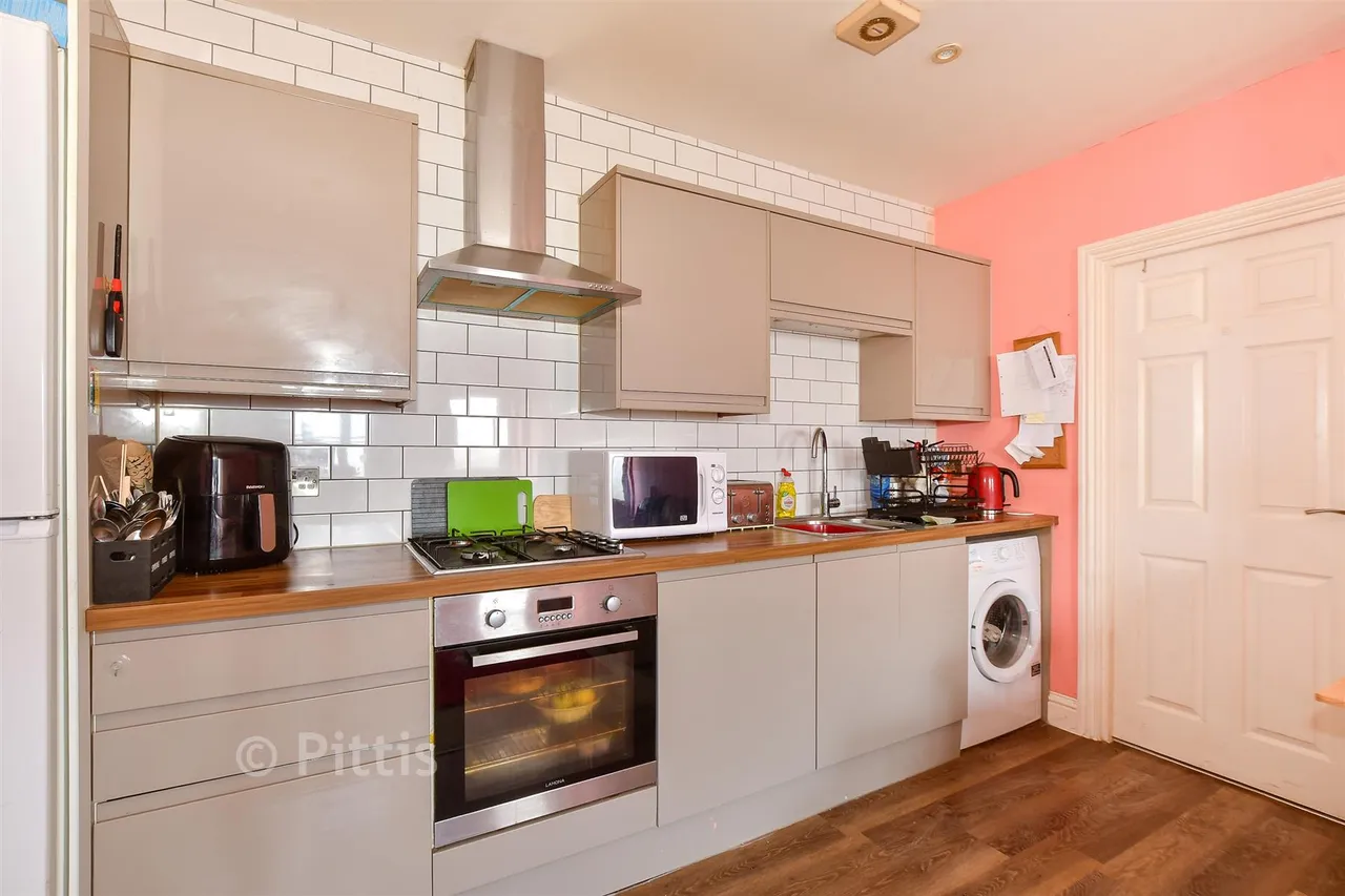 Albion Road, Sandown, PO36, photo 4