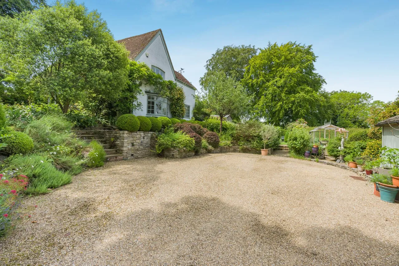 Ellesborough Road, Butlers Cross, photo 5