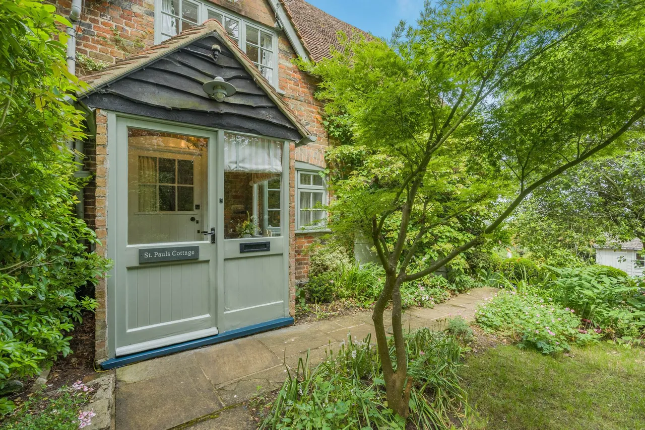 Ellesborough Road, Butlers Cross, photo 6