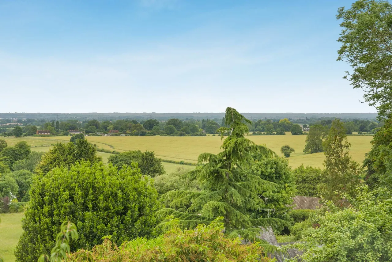 Ellesborough Road, Butlers Cross, photo 2