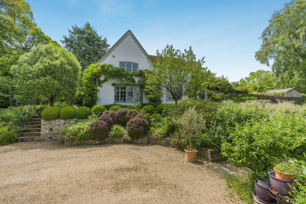 Ellesborough Road, Butlers Cross, photo 8