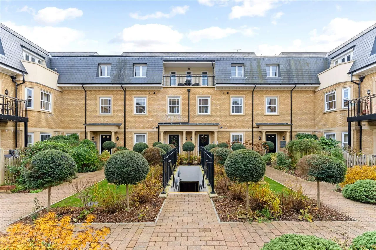 3 bed flat for sale — Portsmouth Road, Cobham, Surrey, KT11 1HY
