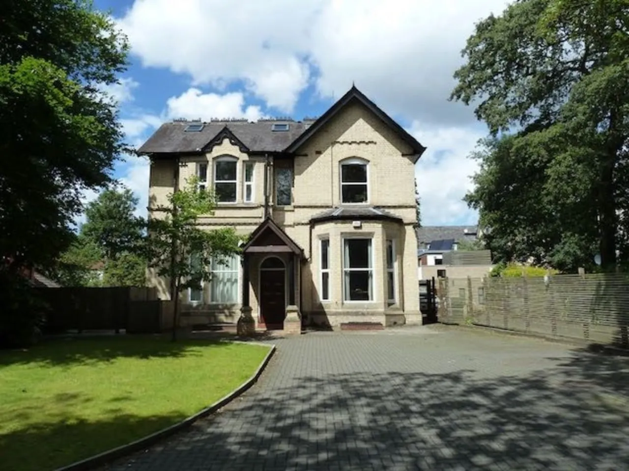 2 bed flat to rent, Carlton Road, Whalley Range, M16