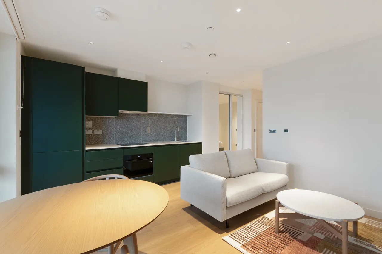 Dawlish Avenue East, London, UB6, photo 2