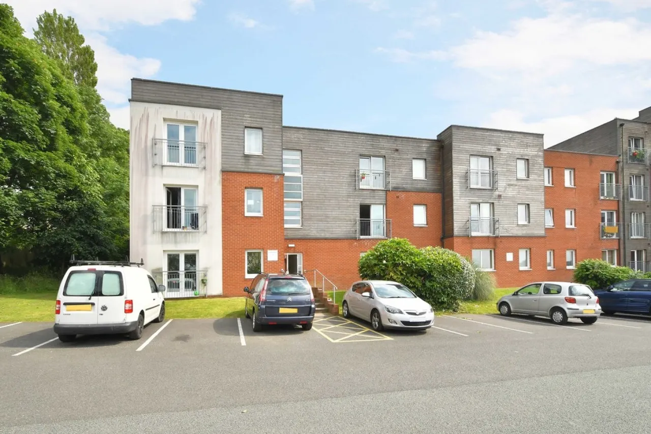 2 bed flat for sale — Lancashire Court, Federation Road, Burslem