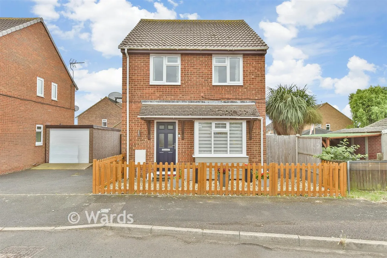 3 bed house for sale, Beach Approach, Warden Bay, ME12
