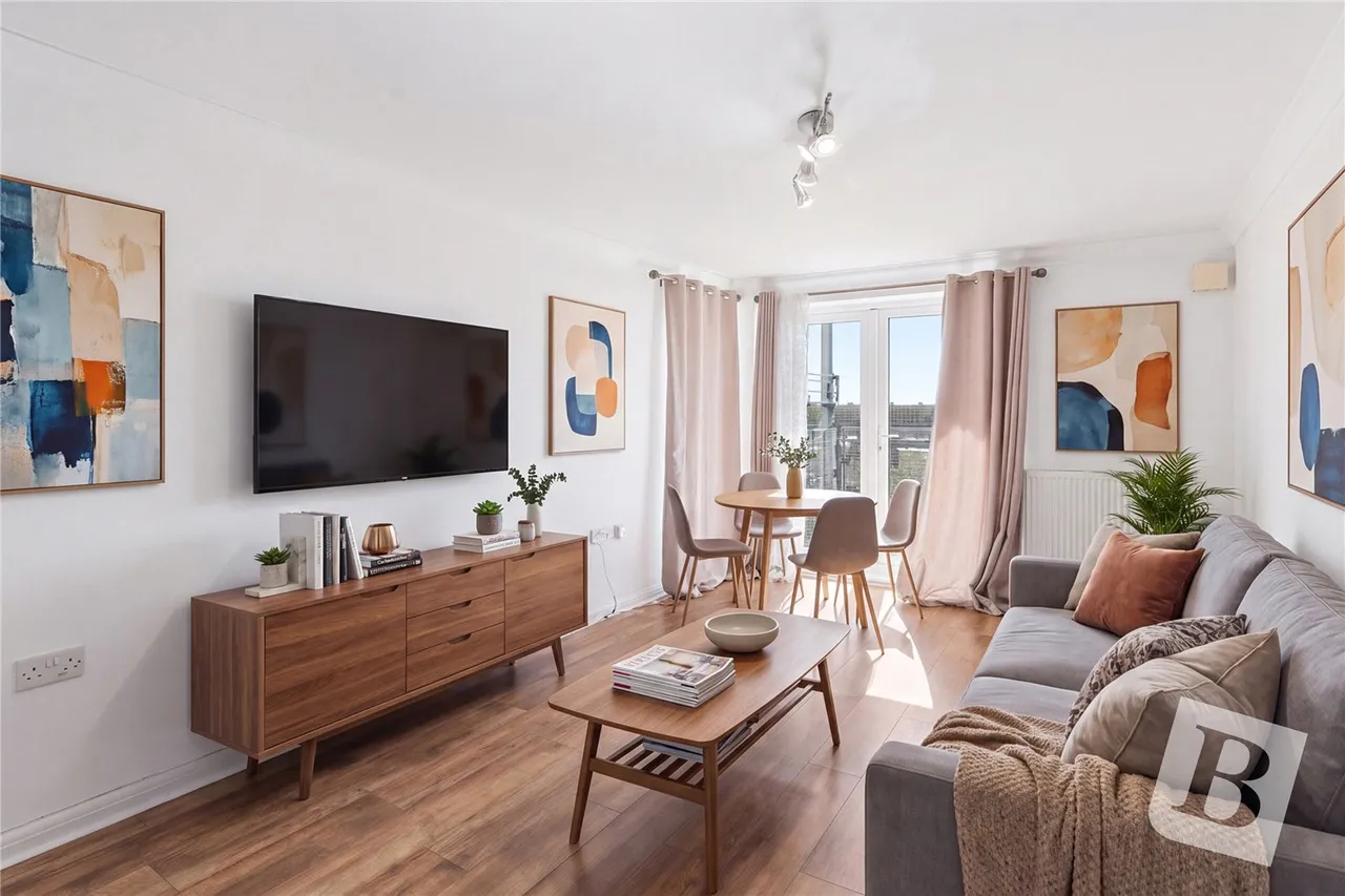 2 bed flat for sale, Oldchurch Road, Romford, RM7