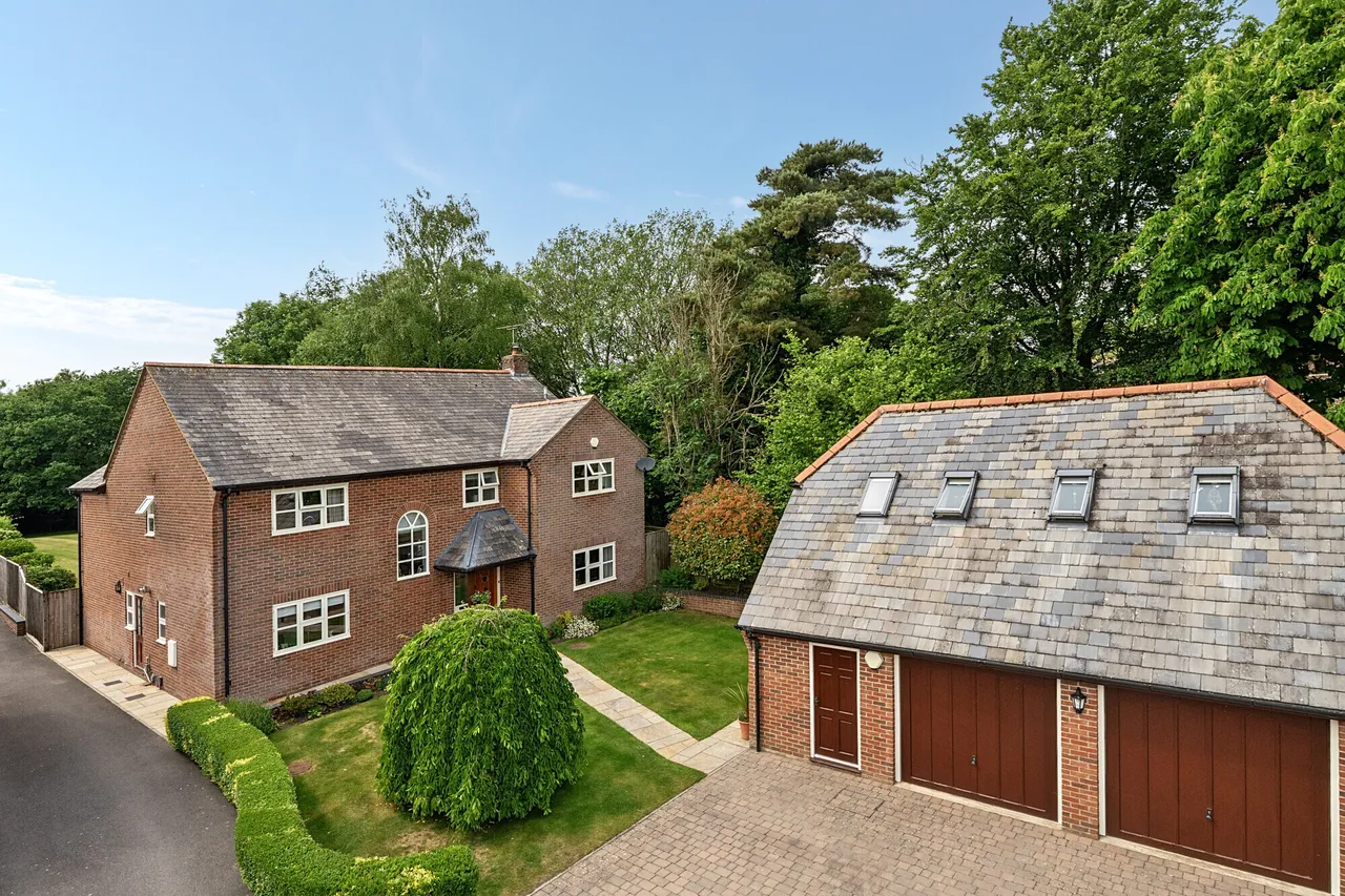 5 bed house for sale — Coomb Meadow, Burbage, SN8
