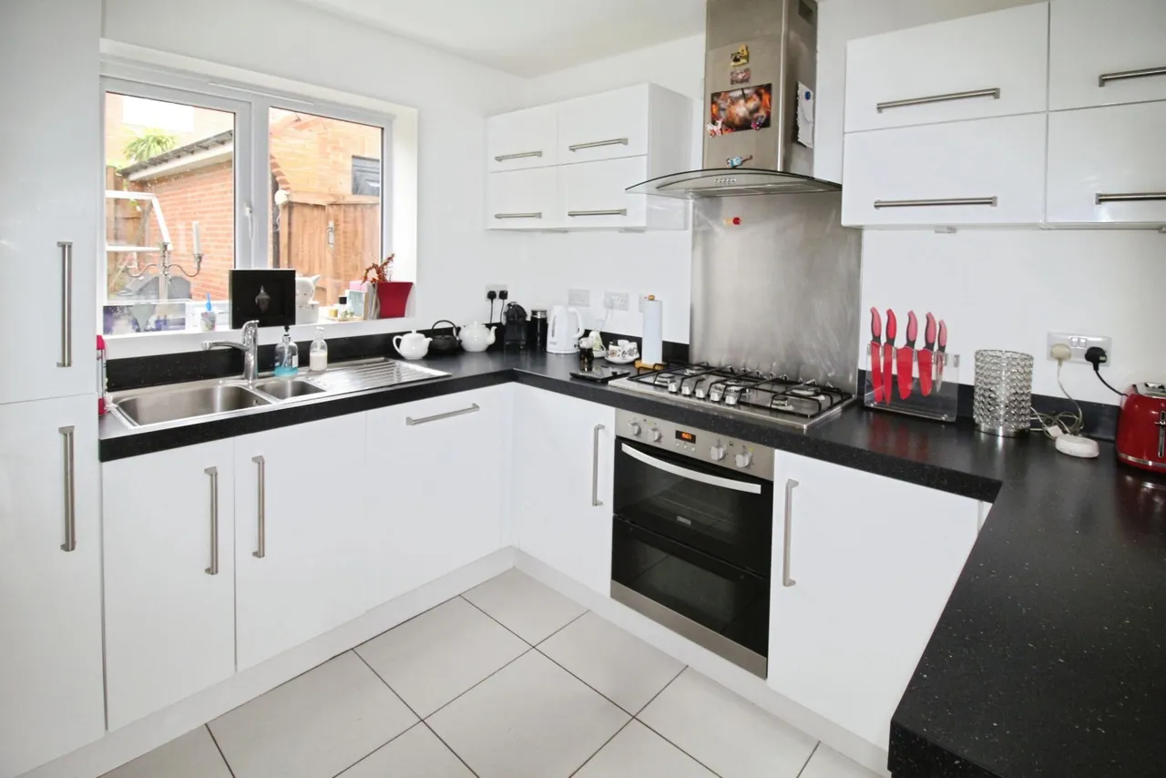 Rosewood Drive, Dewsbury, WF12, photo 3