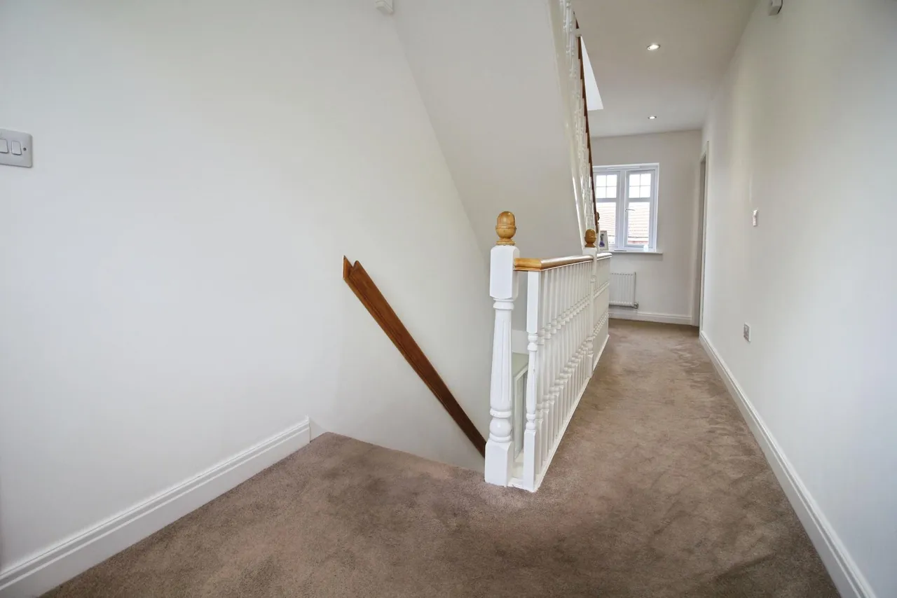 Rosewood Drive, Dewsbury, WF12, photo 10