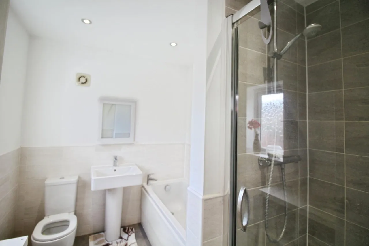 Rosewood Drive, Dewsbury, WF12, photo 15