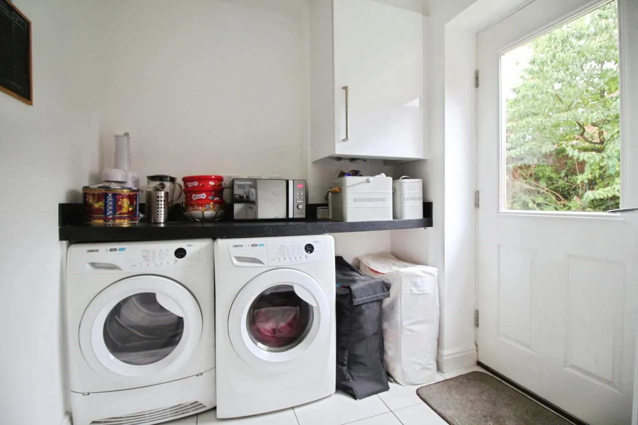 Rosewood Drive, Dewsbury, WF12, photo 9