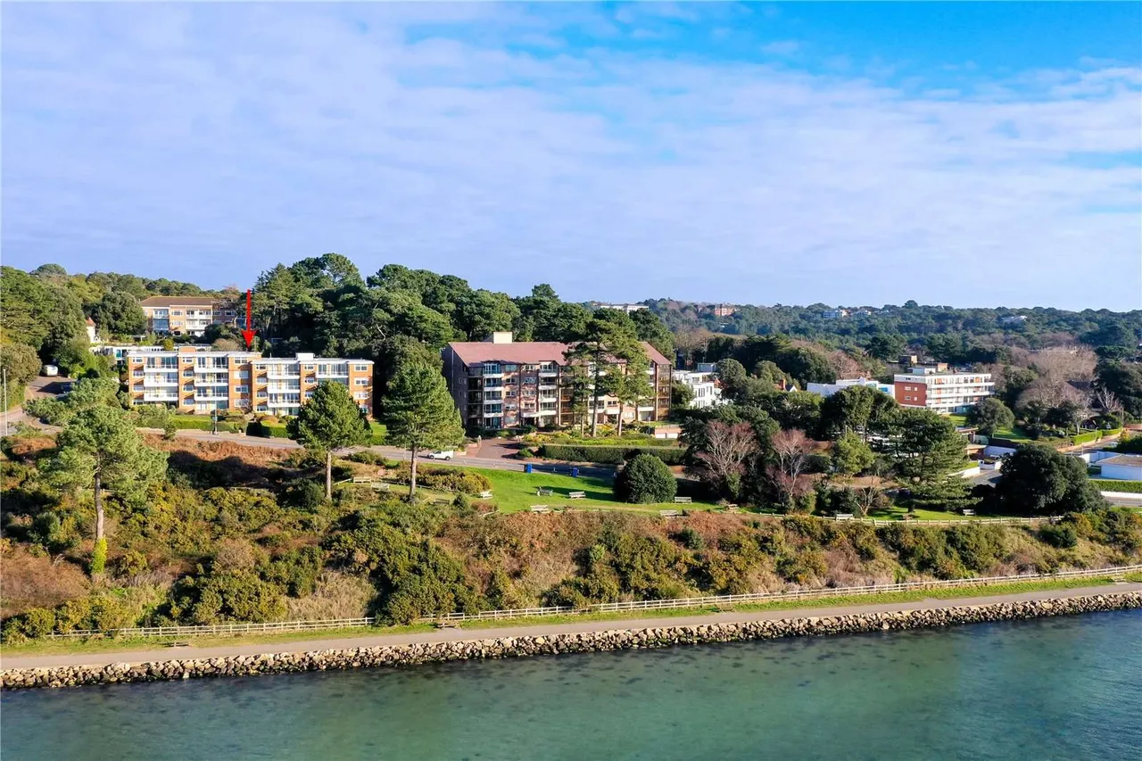 3 bed flat for sale — Sandbanks Road, Poole, Dorset, BH14 8HR