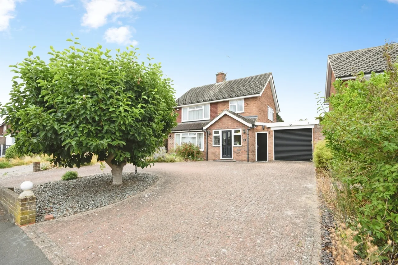 4 bed house for sale — Britten Crescent, Great Baddow, Chelmsford