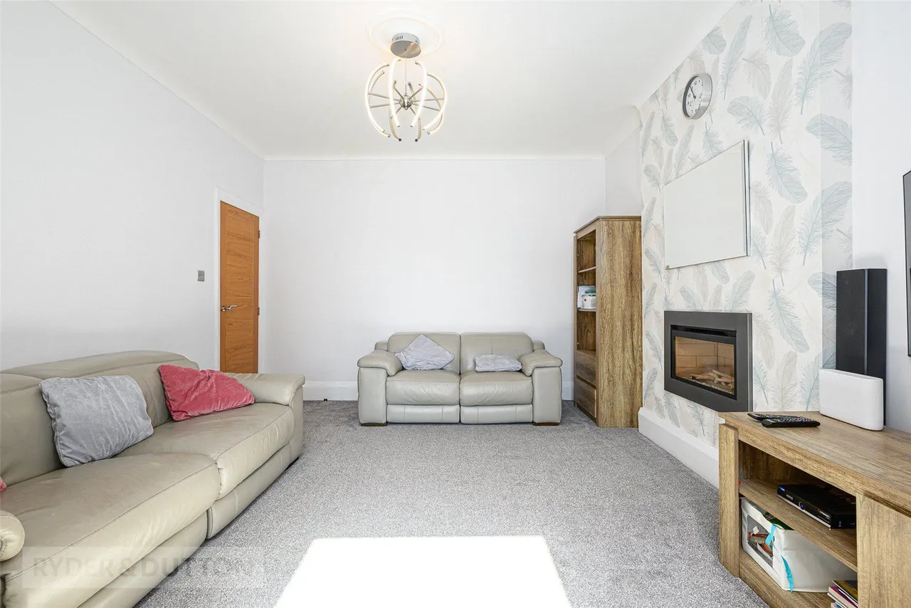 Blackmoorfoot Road, Crosland Moor, HD4, photo 10