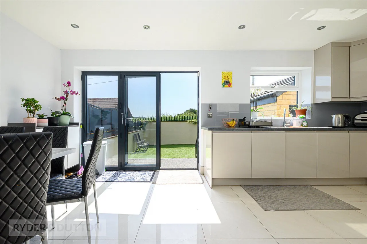 Blackmoorfoot Road, Crosland Moor, HD4, photo 7