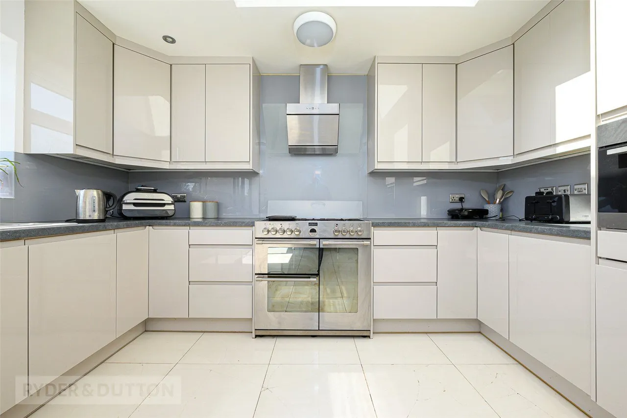 Blackmoorfoot Road, Crosland Moor, HD4, photo 5