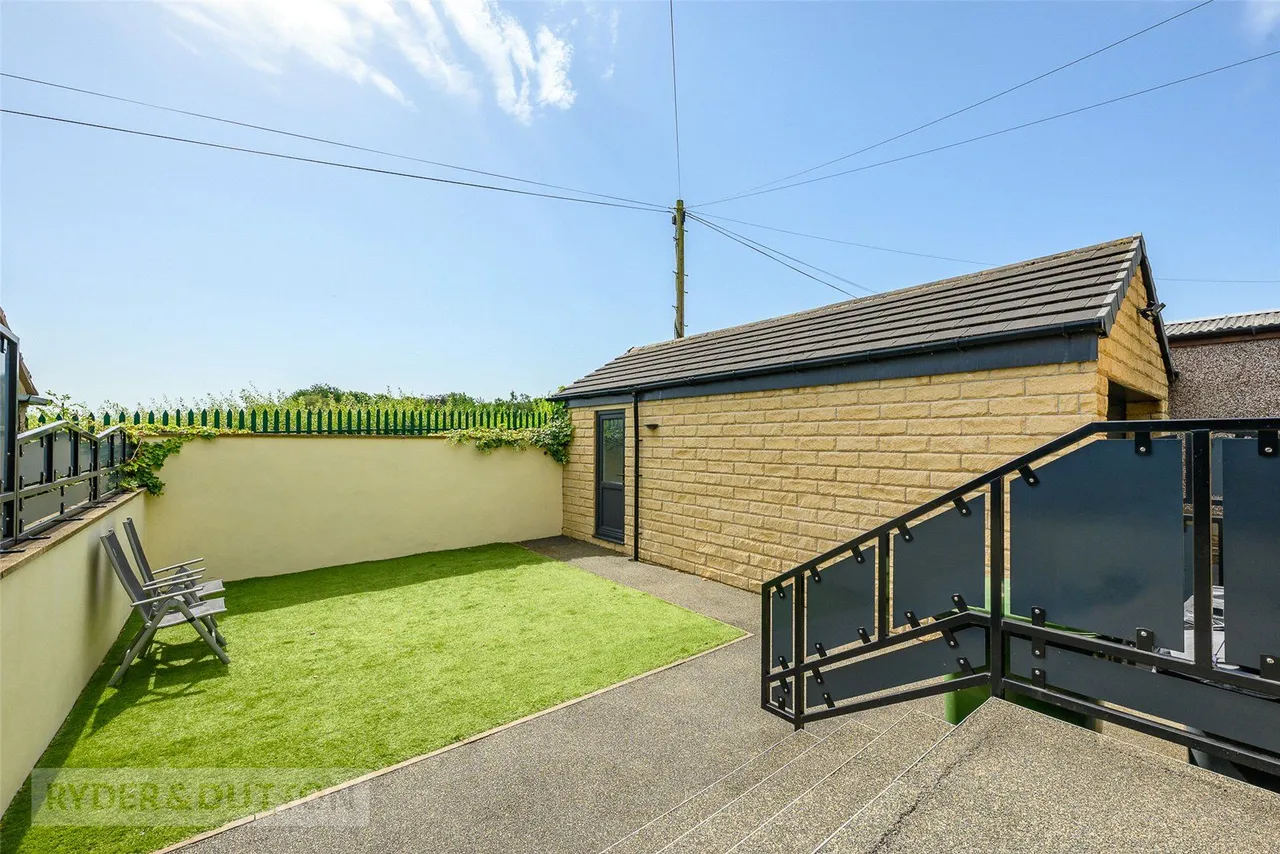 Blackmoorfoot Road, Crosland Moor, HD4, photo 8