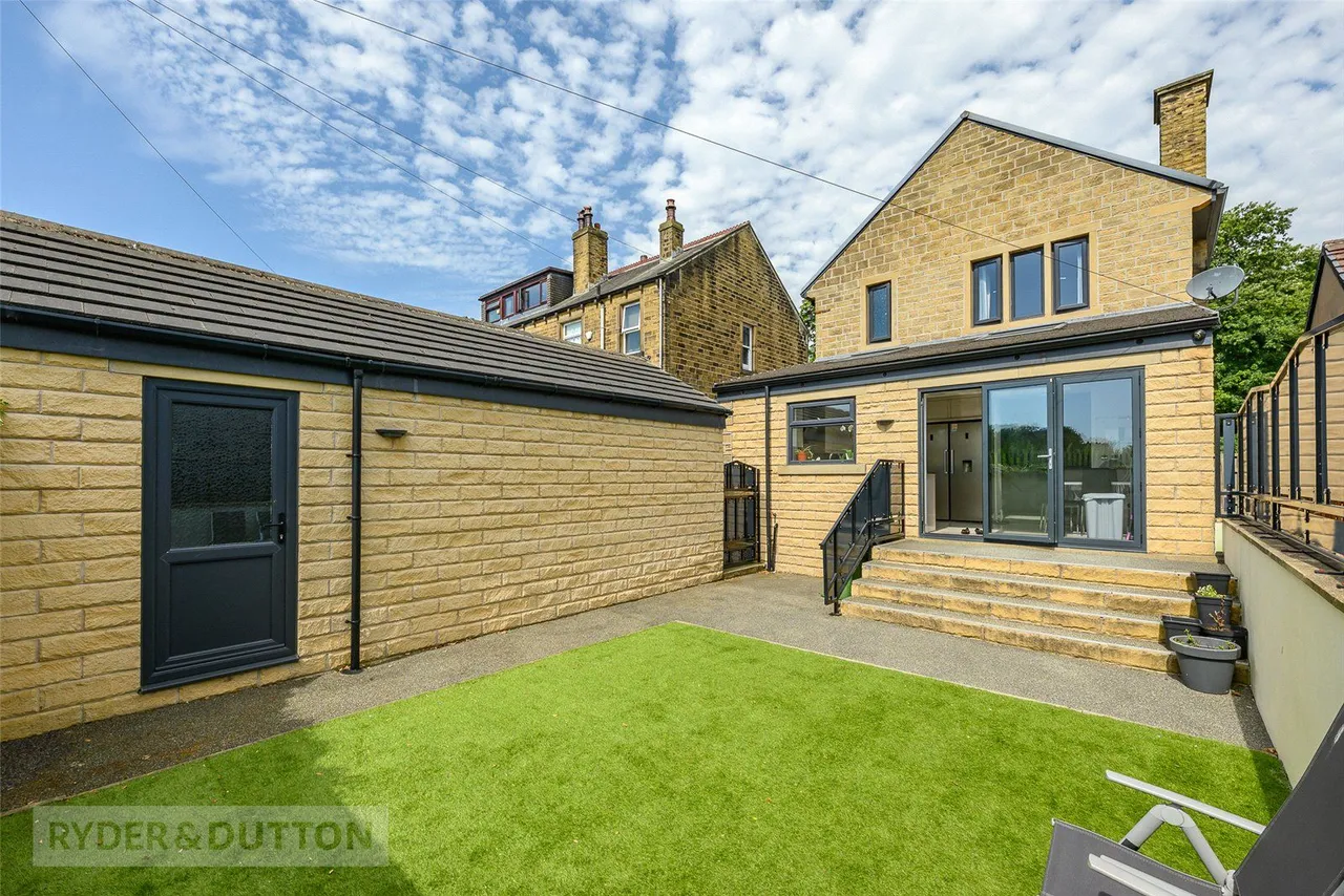 Blackmoorfoot Road, Crosland Moor, HD4, photo 3