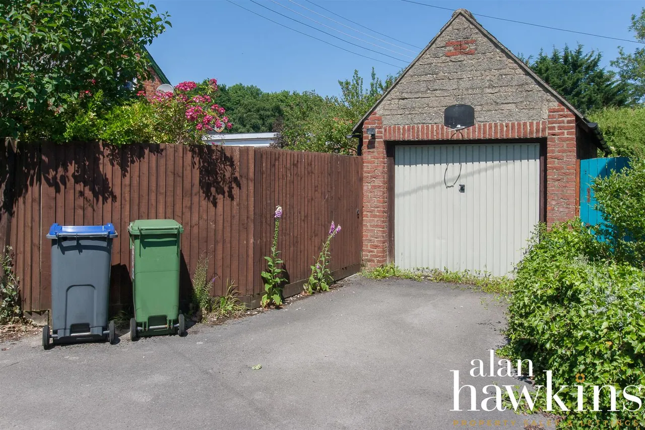 Church Lane, Lyneham, photo 8