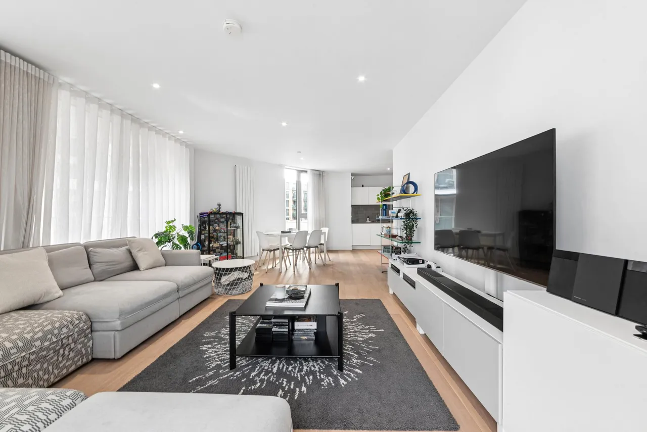 3 bed flat for sale, Admiralty Avenue, London, E16