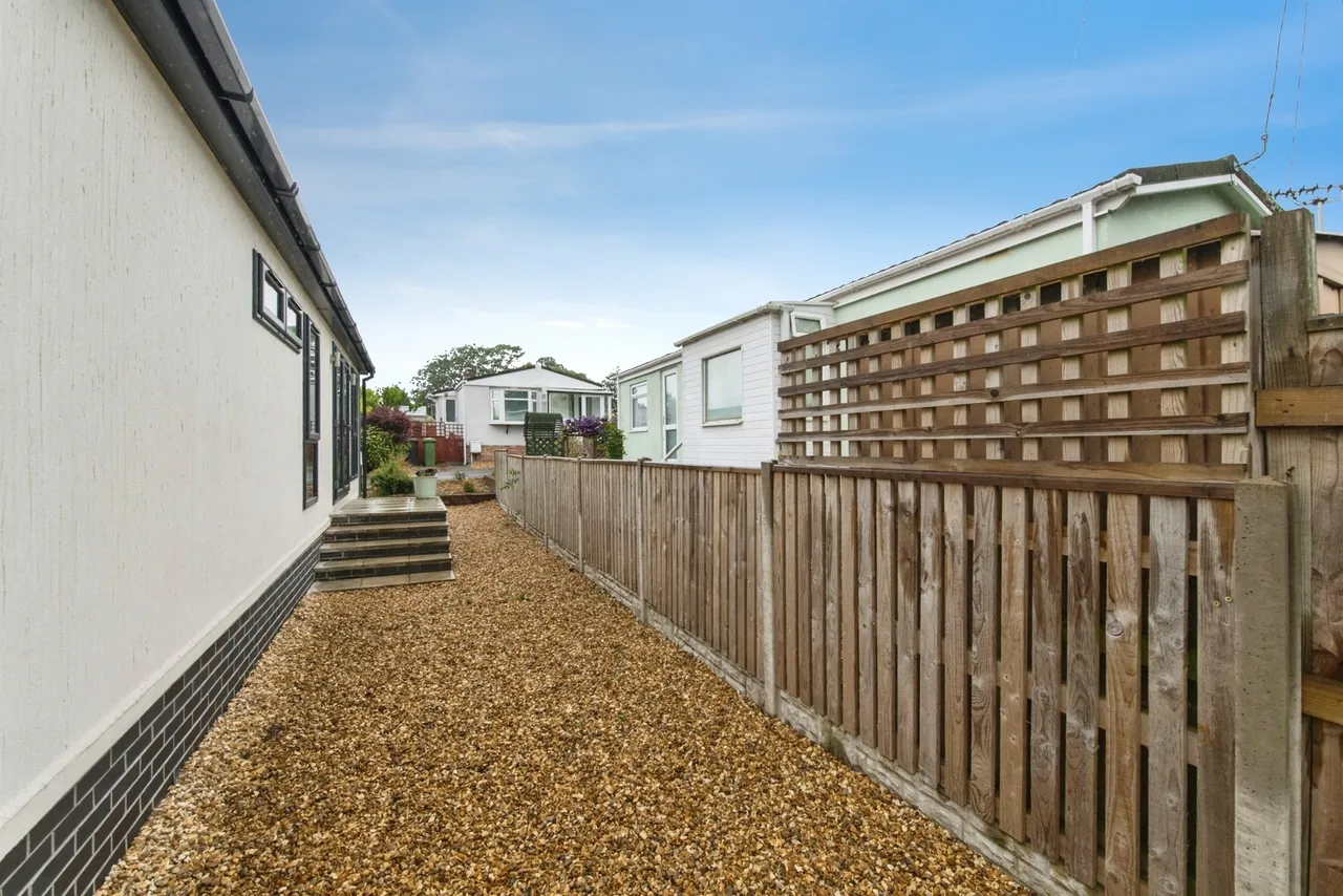 Central Avenue, Newport Park, EX2, photo 13