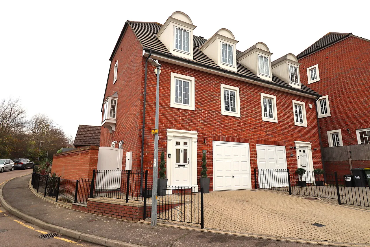 4 bed house for sale — Rectory Garth, Rayleigh, Essex, SS6 8BB