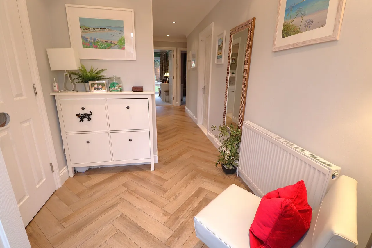 Rectory Garth, Rayleigh, Essex, SS6 8BB, photo 5