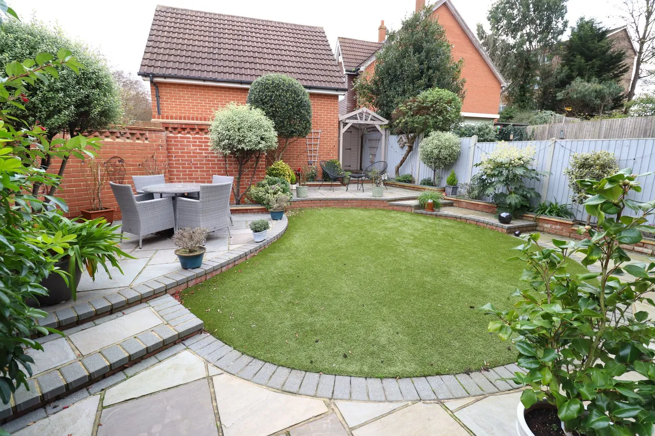 Rectory Garth, Rayleigh, Essex, SS6 8BB, photo 3
