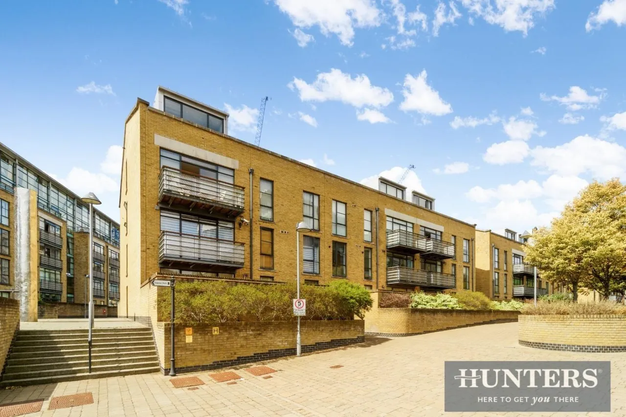 2 bed flat for sale, Town Meadow, Brentford, TW8