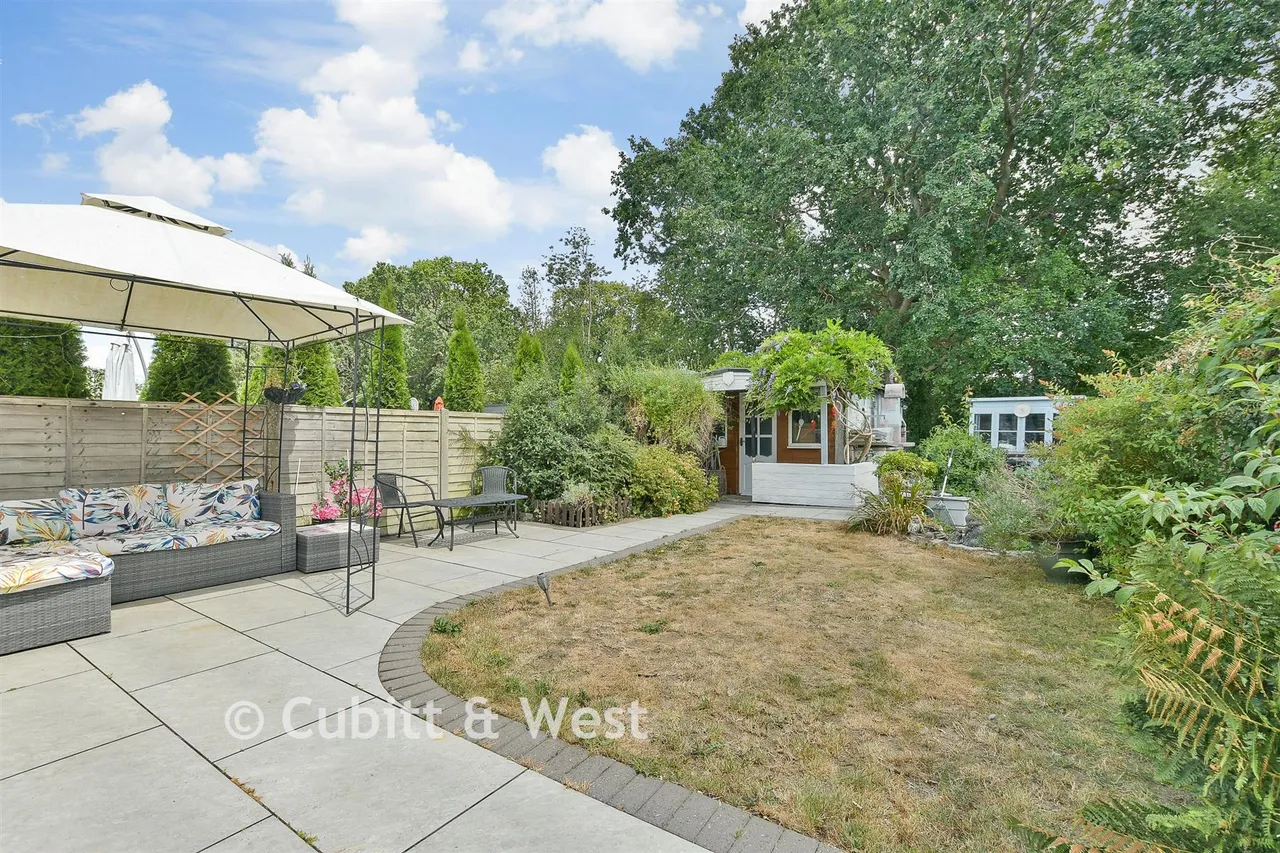 Court Avenue, Coulsdon, CR5, photo 2