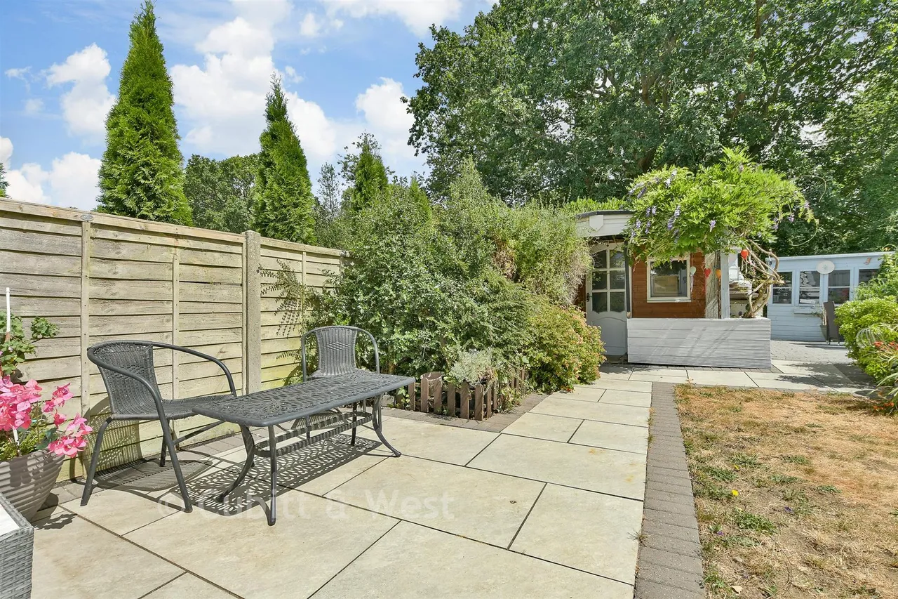 Court Avenue, Coulsdon, CR5, photo 11