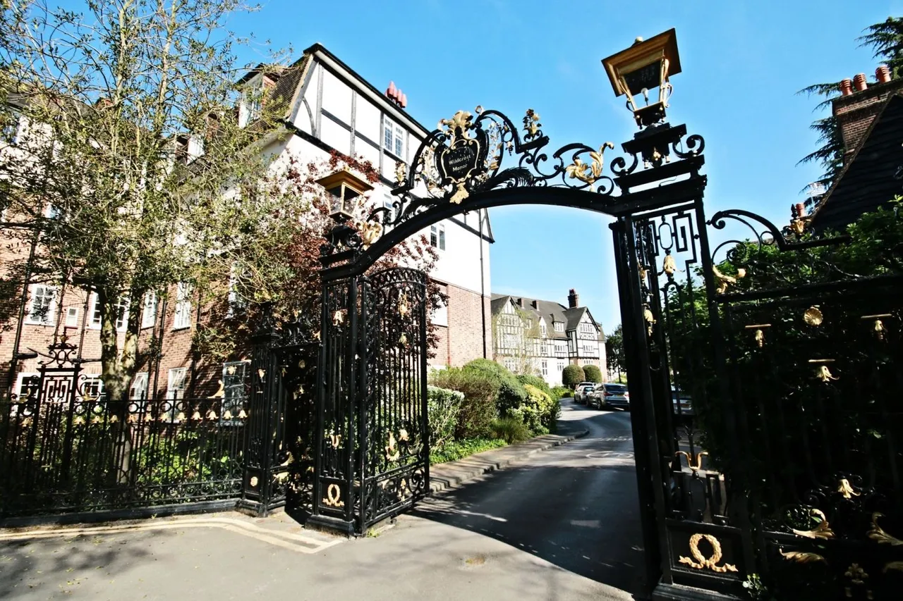 4 bed flat for sale, Wildcroft Road, London, SW15