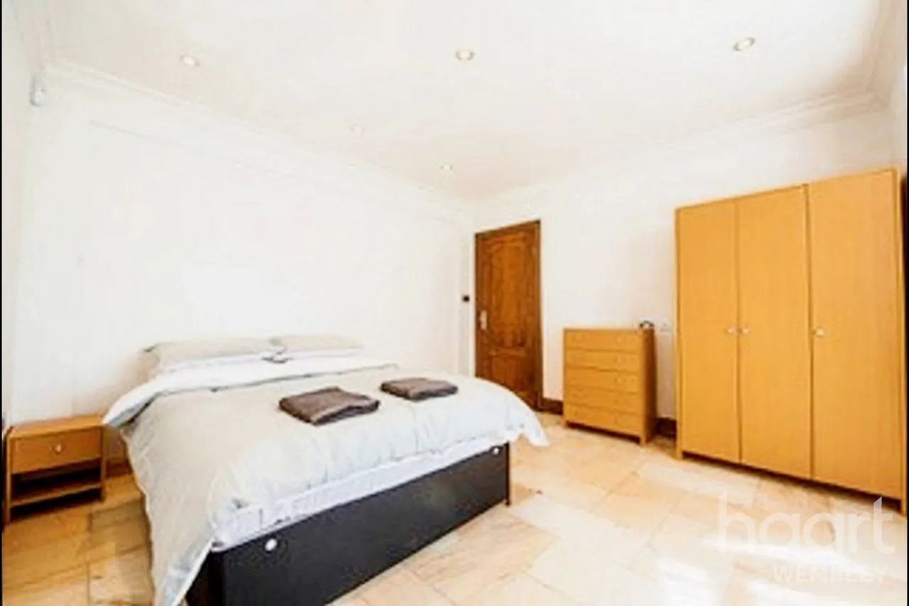 Barn Hill Estate, HA9, photo 4