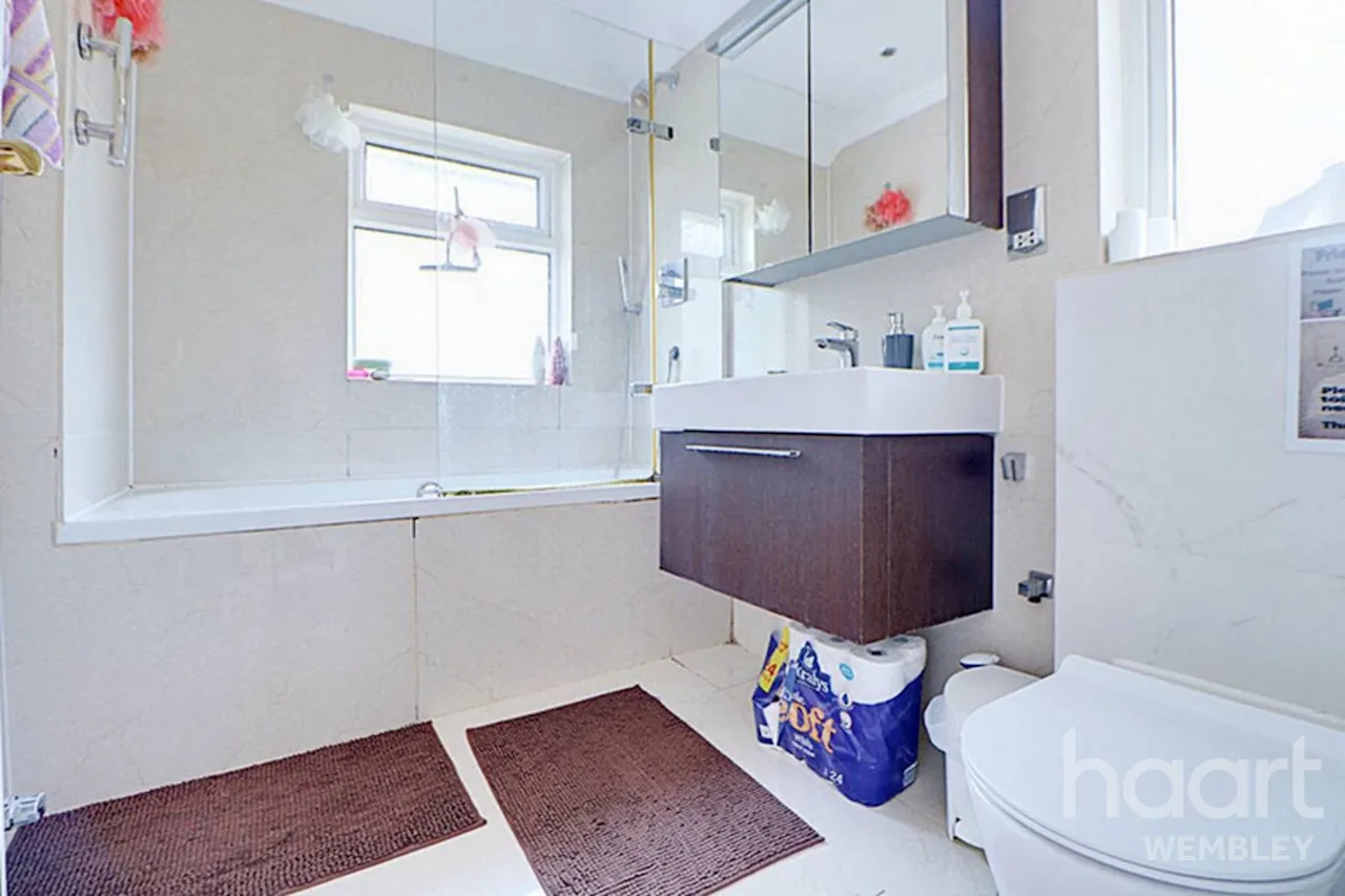 Barn Hill Estate, HA9, photo 6