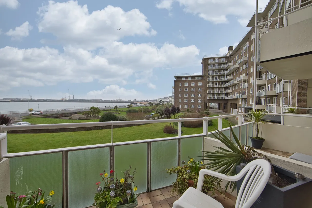 3 bed flat for sale, The Gateway, Dover, CT16