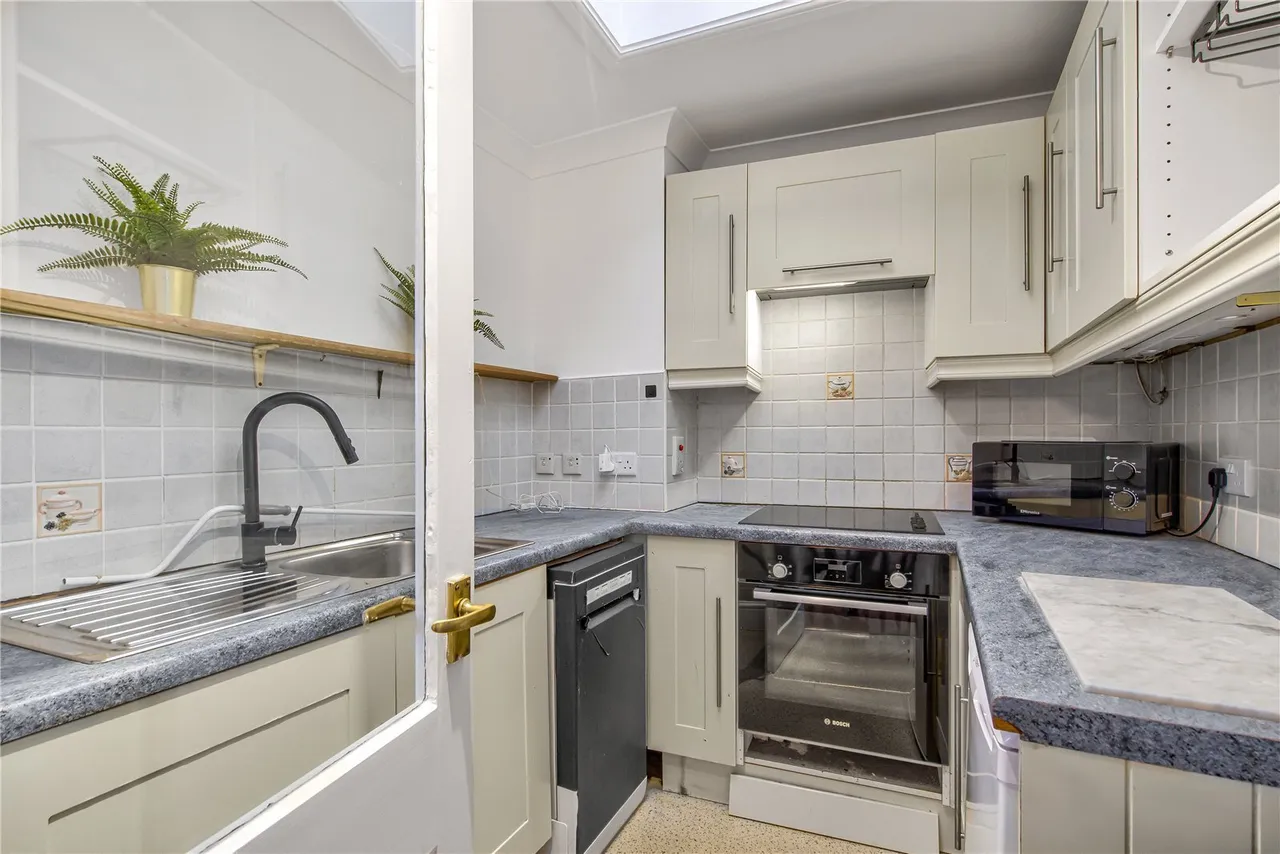 Earls Court Road, London, SW5, photo 2