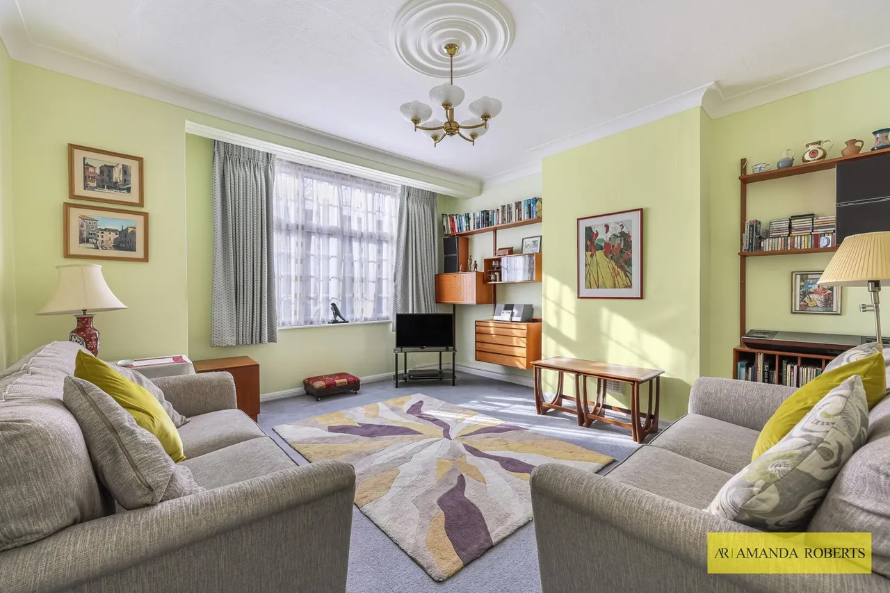 Connaught Avenue, London, photo 11