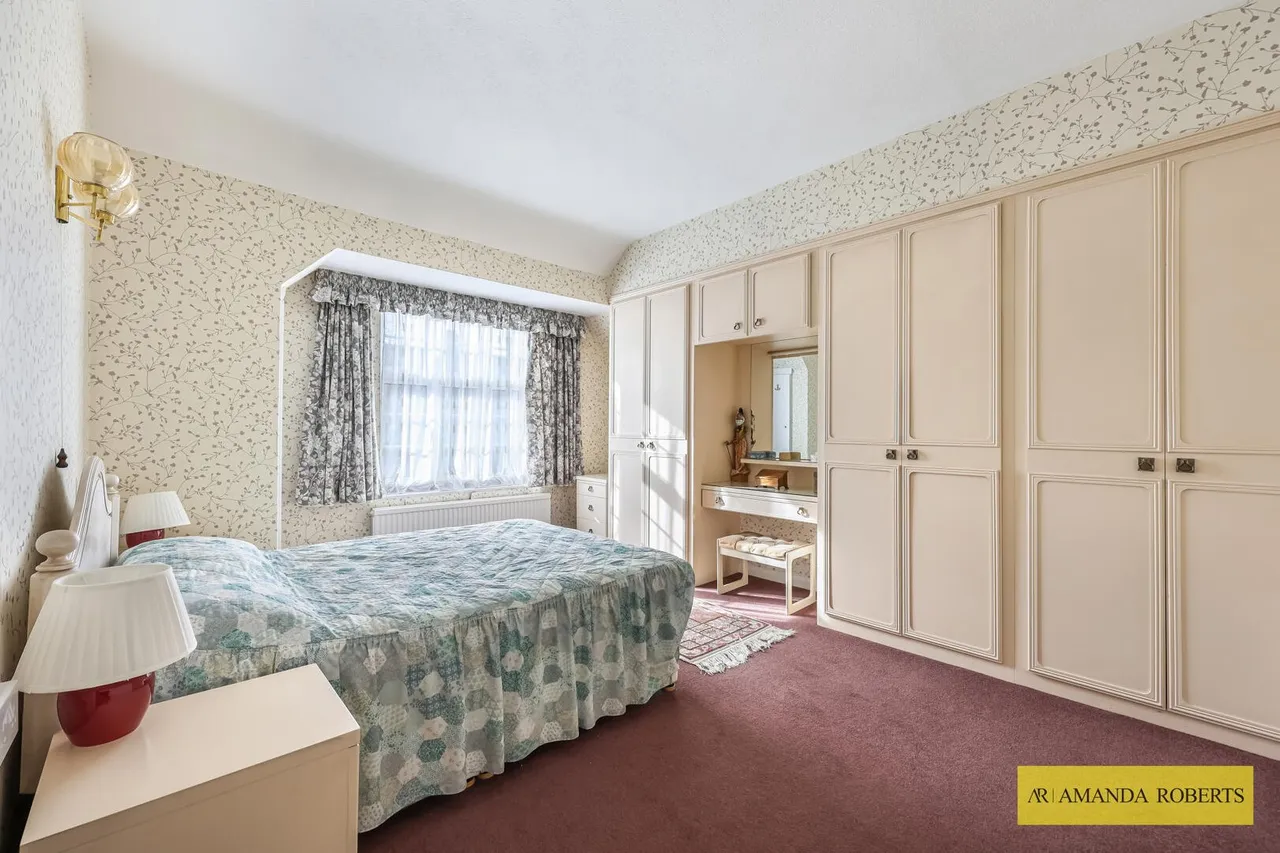 Connaught Avenue, London, photo 14