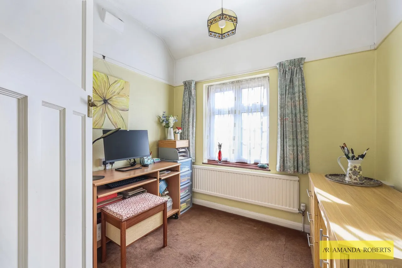 Connaught Avenue, London, photo 12