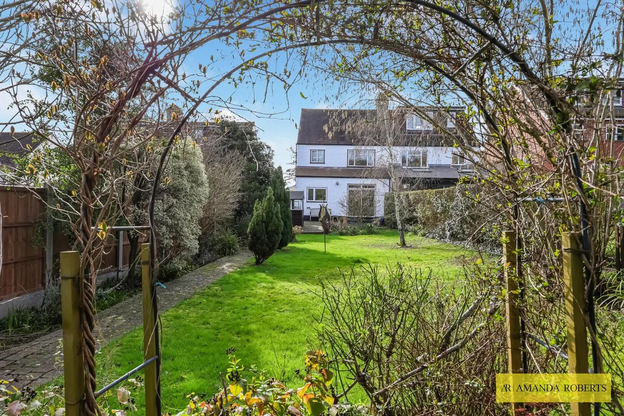 Connaught Avenue, London, photo 23