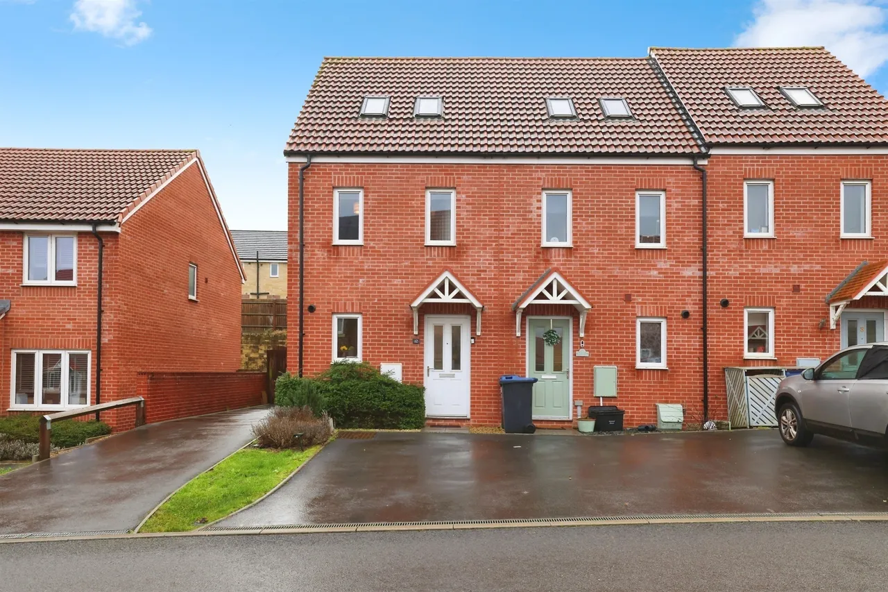 3 bed house for sale — Rutherford Close, Calne