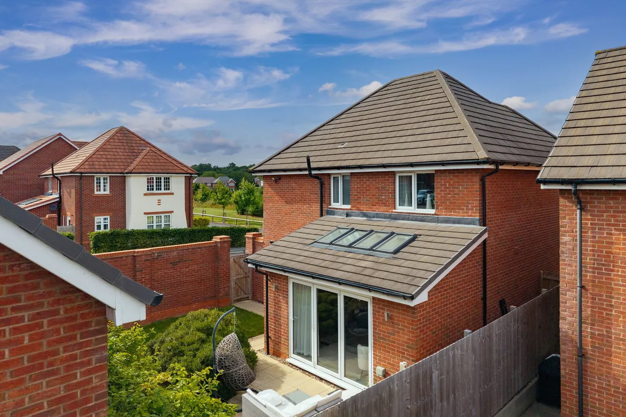 Norton Road, Mosley Common, M28, photo 4