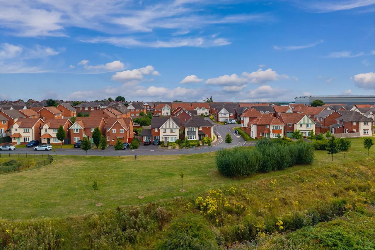 Norton Road, Mosley Common, M28, photo 5