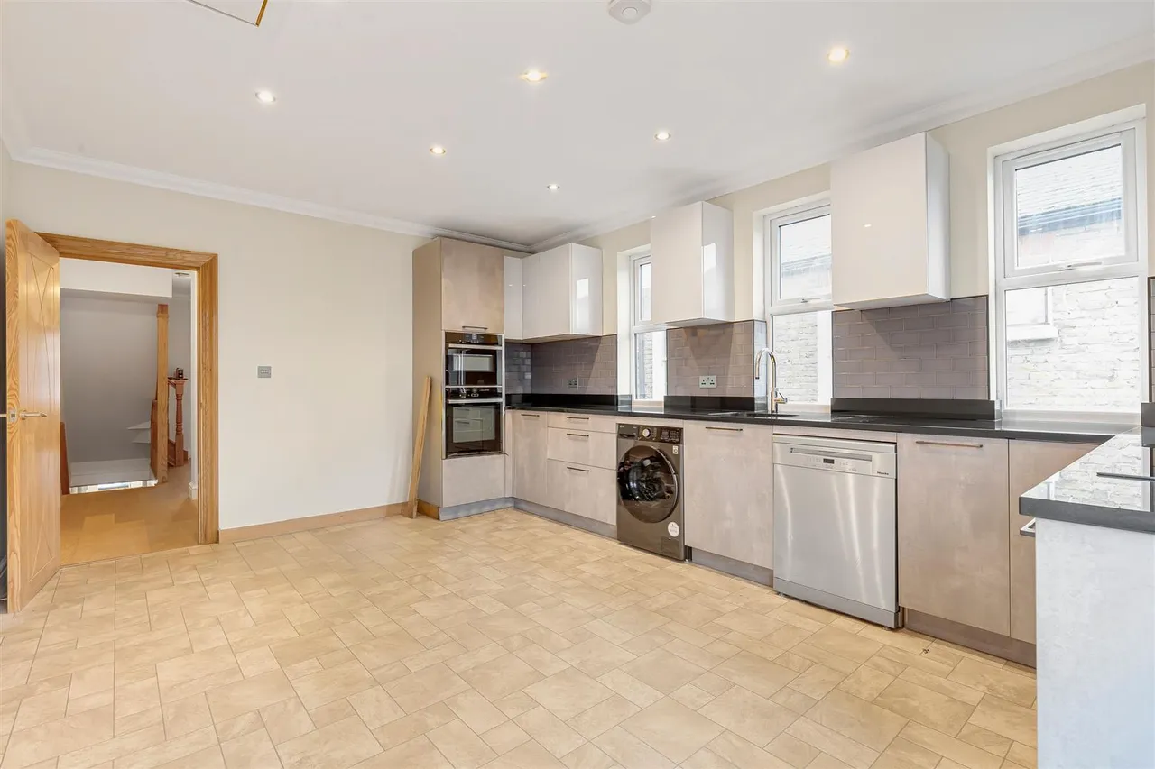 4 bed flat to rent, Ashleigh Road, Mortlake, SW14